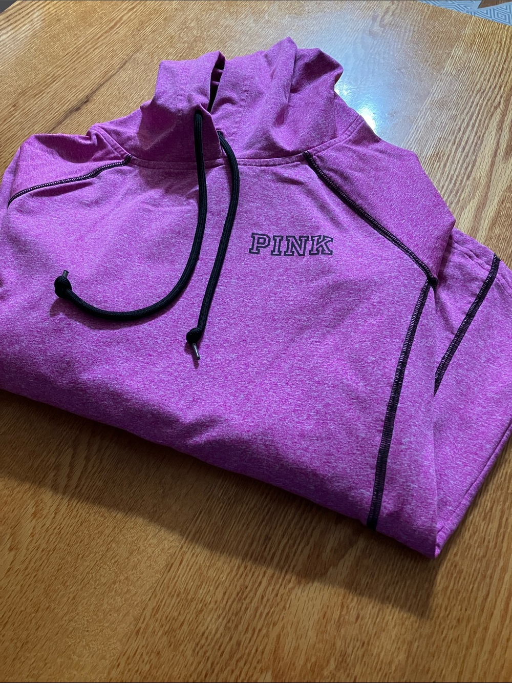 PINK VICTORIA SECRET JERSEY HOODY
COLOR IS PINK. MEDIUM